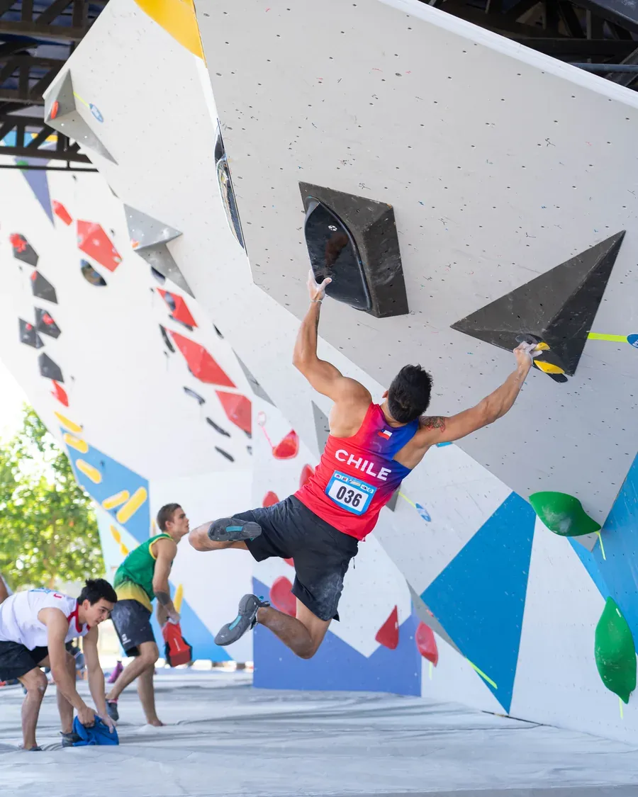 Escalador en carrera sobre el muro de speed, foto de acción usada como referencia