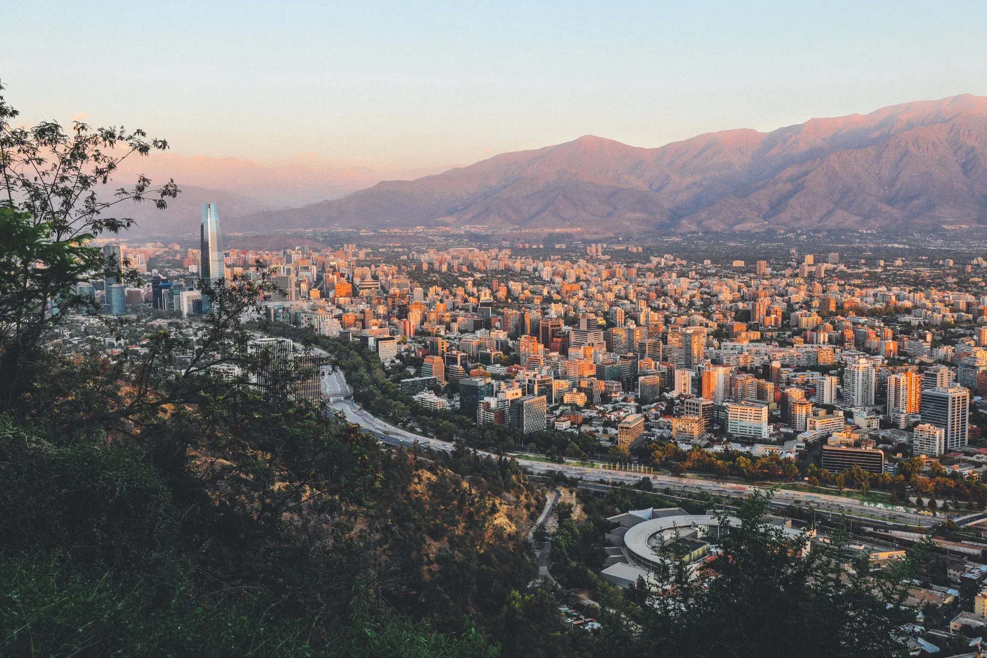 Vista de Santiago con la cordillera de Los Andes de fondo